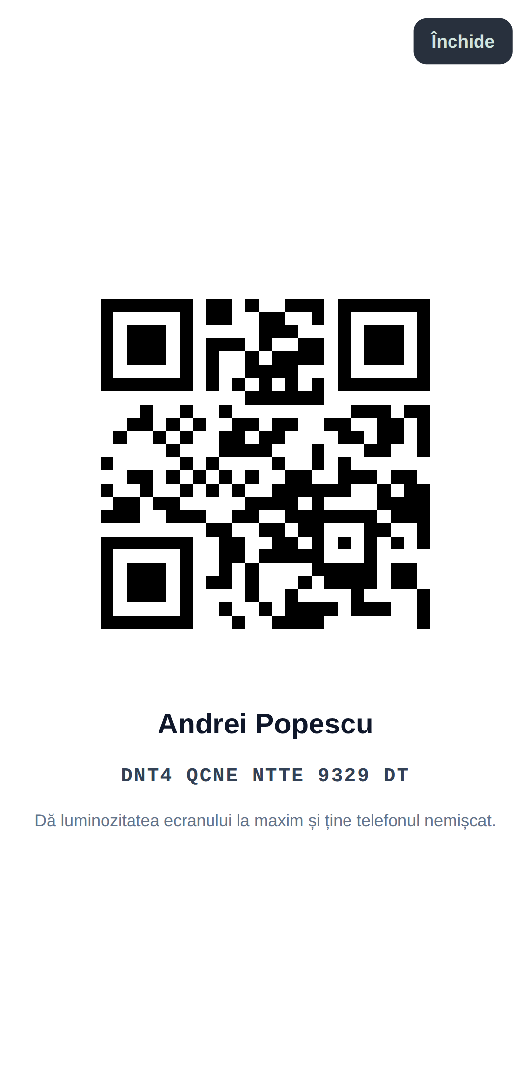 Codul QR pe tot ecranul, cu numele participantului, codul scris dedesubt și îndemnul de a mări luminozitatea