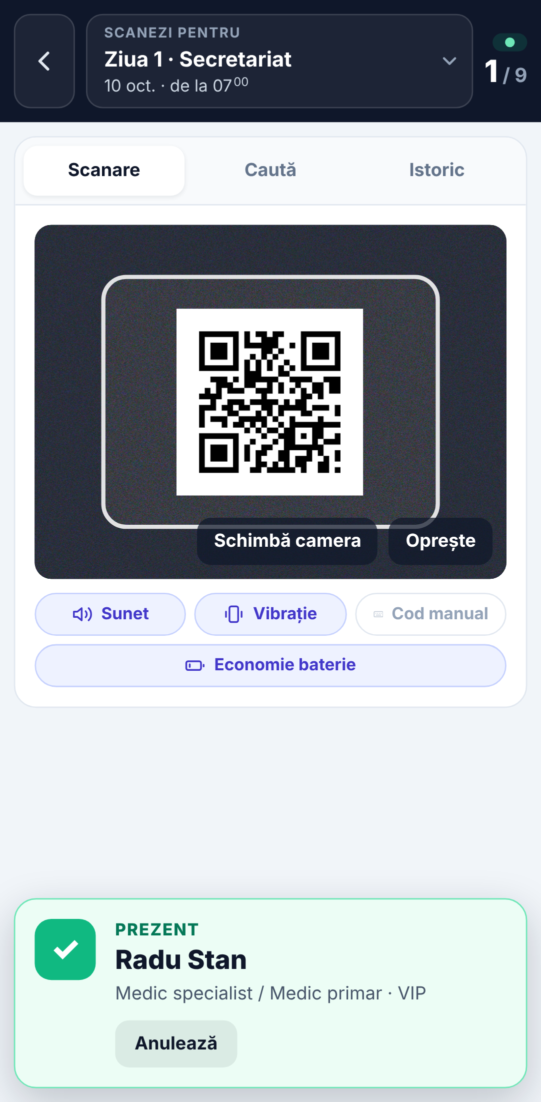 Scanerul pe telefon cu camera pornită: un cod QR în cadrul alb, sub cameră butoanele Sunet, Vibrație, Cod manual și Economie baterie, iar jos, peste ecran, rezultatul verde Prezent, Radu Stan, cu butonul Anulează